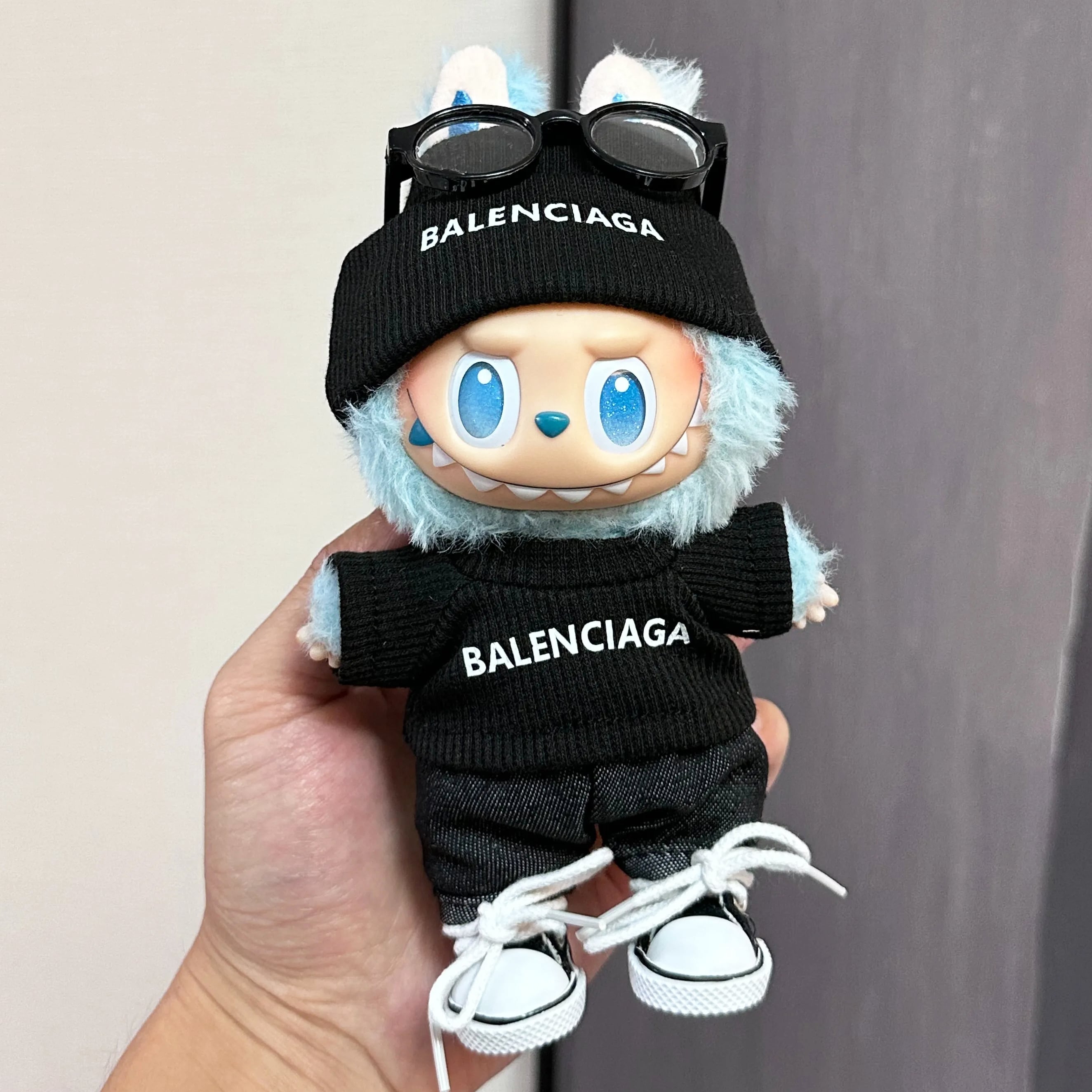 コーデ100点!カジュアルだけど上品 ラブブ labubu ブラックニットセット 17cm スニーカー込み 毎日使いたくなるおしゃれ着 高級感あふれるおしゃれ着