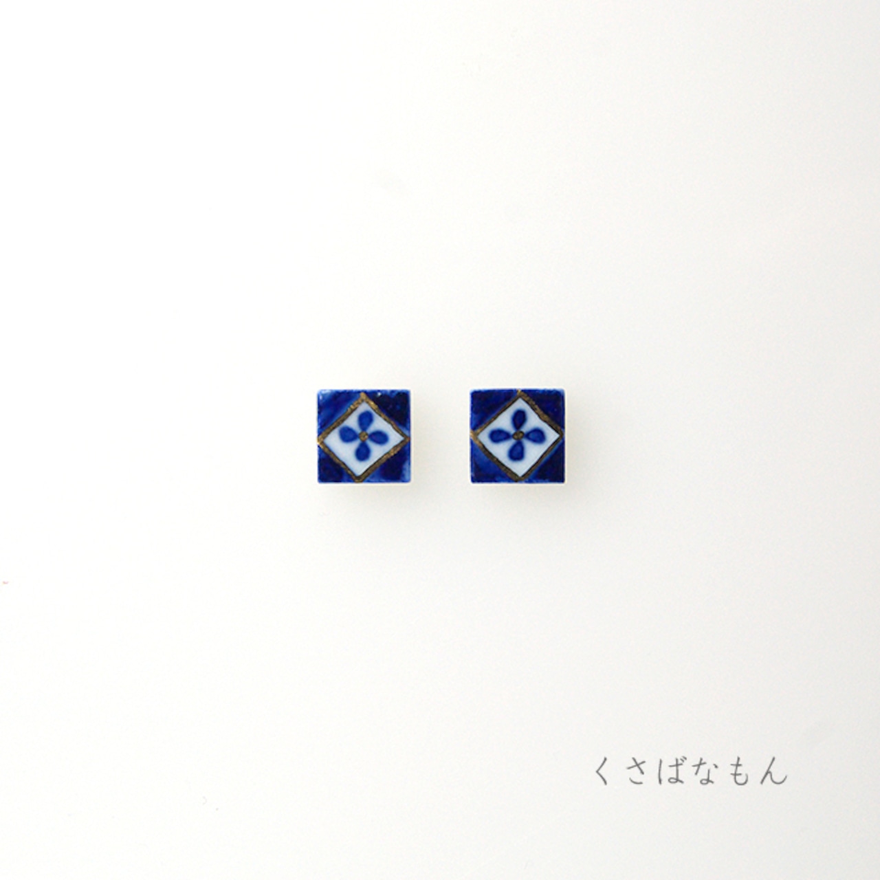 手描きの小さなタイル ピアス/イヤリング