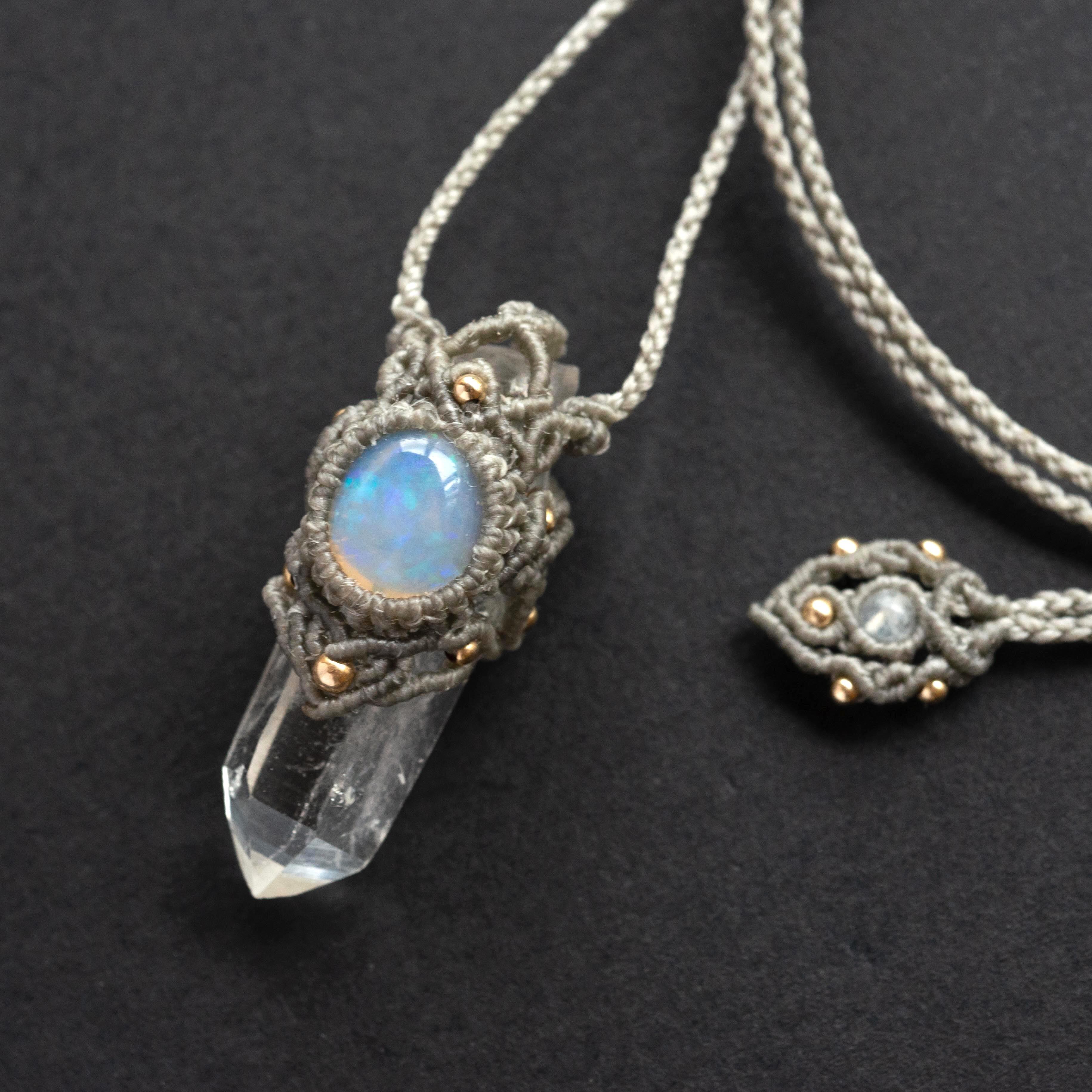 クリスタルとオパールのマクラメ編み 天然石ネックレス