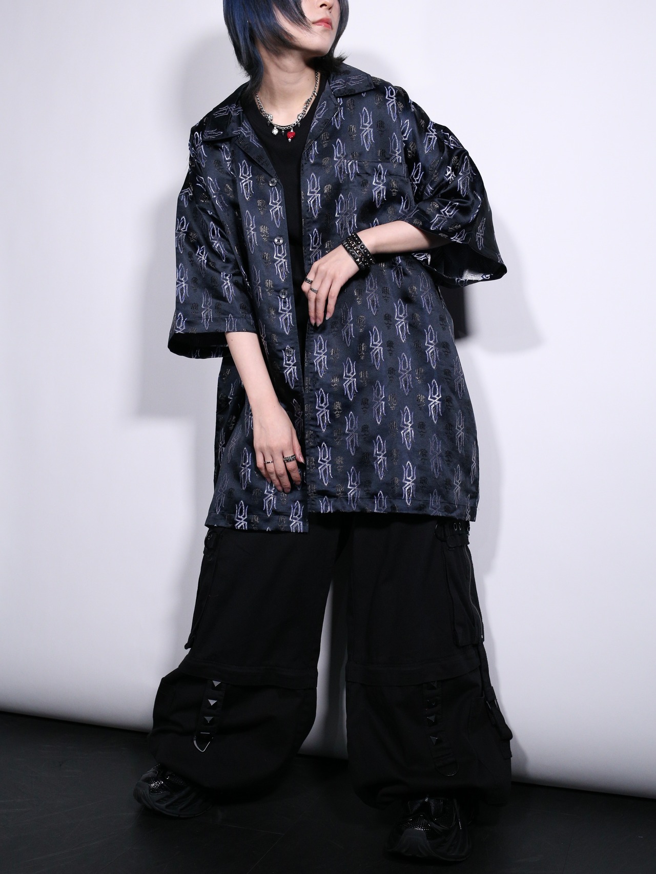 skull × tribal motif full pattern over silhouette glossy s/s shirt - 1
