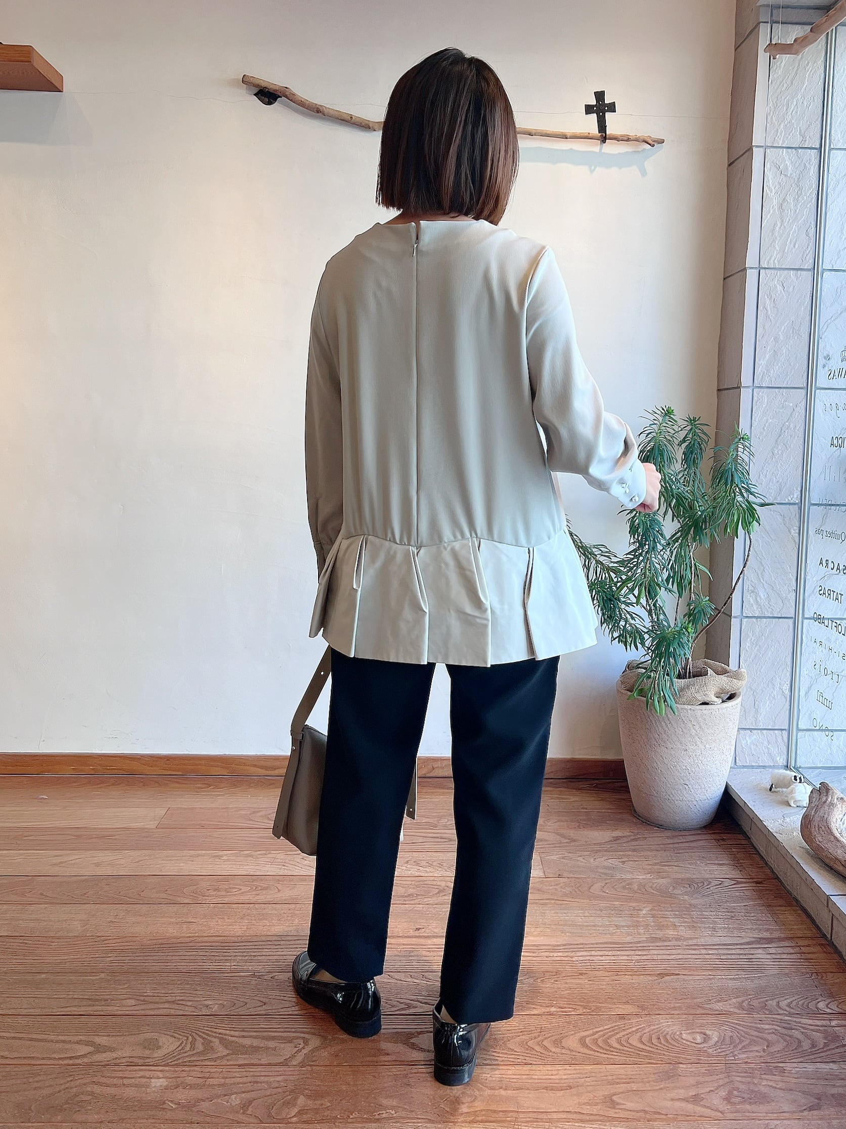 【新品タグ付き】SONO ウェーブフレアモイスティブラウス 定価20,900円 SONO / ウェーブフレア モイスティブラウス | anouk