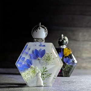 花の中の白猫