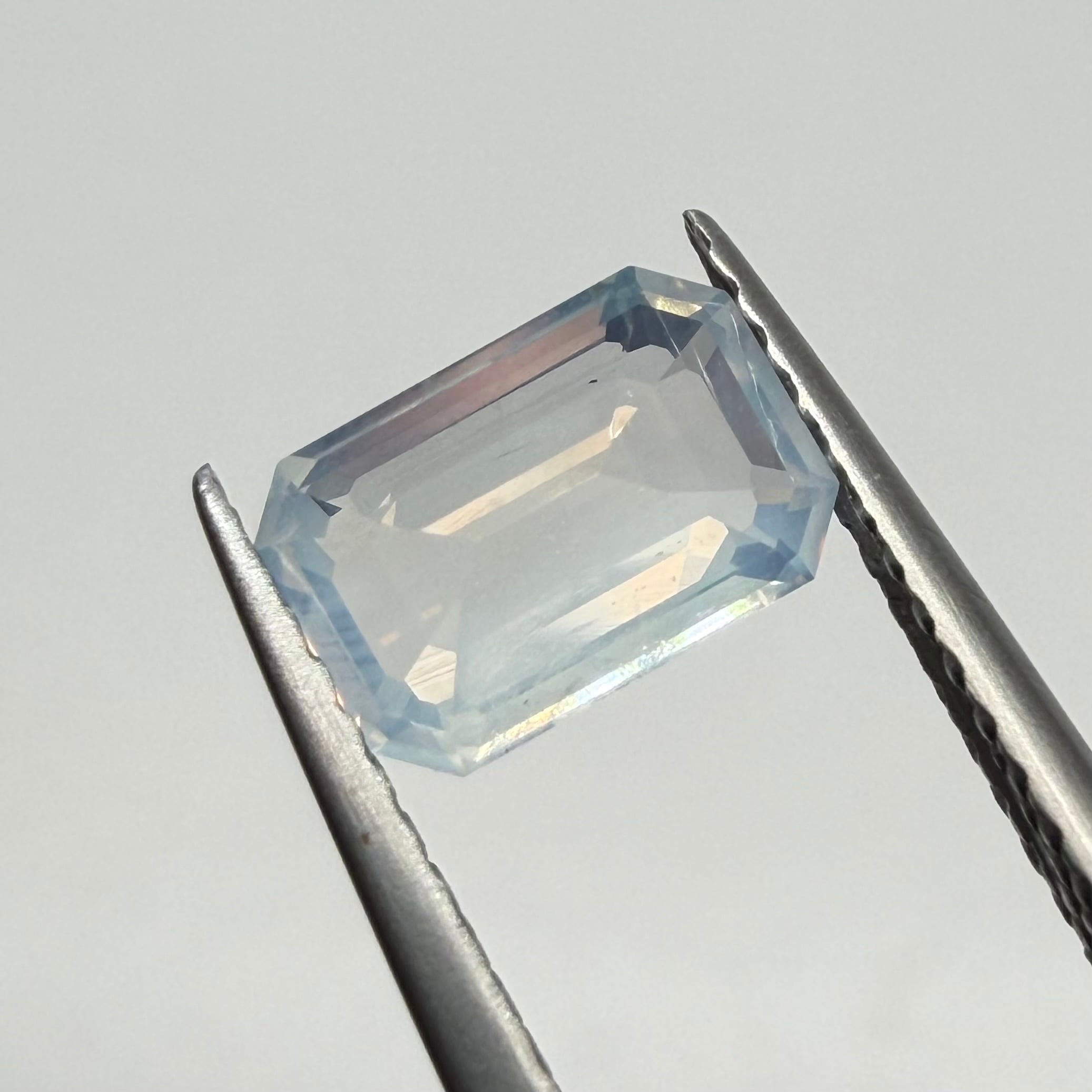 オーロラのようなシルキーホワイトサファイア