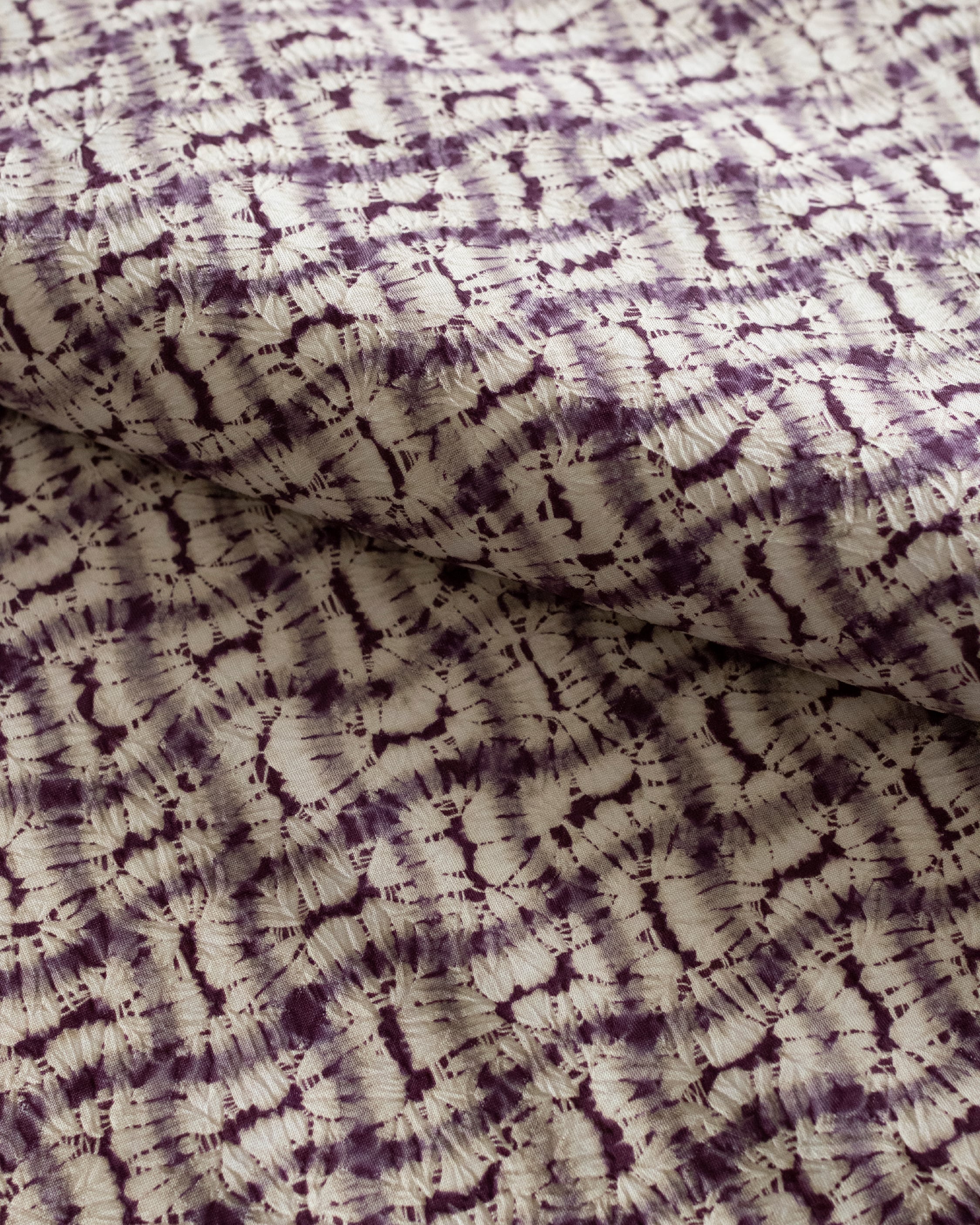 南部紫根染 分胴繋ぎの模様 紬地 絞り染め 袷着物 【未使用品