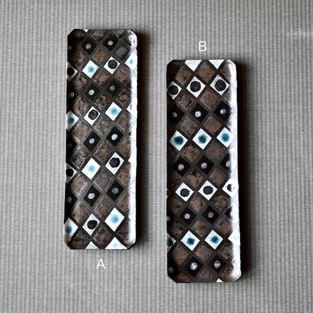 16.黒金白チェック長皿