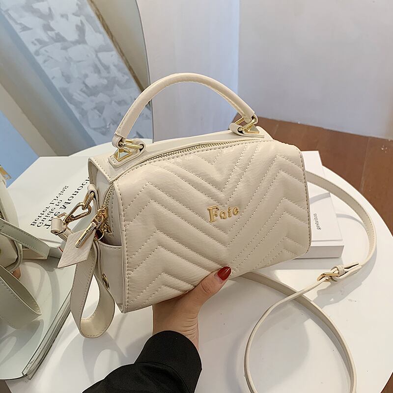 オールマッチレディーススモールバッグ2020ポピュラーな新しいトレンディなファッション刺繍糸ワンショルダーハンドバッグネット赤テクスチャメッセンジャーバッグ Tiancai_Wing_Bag6920198