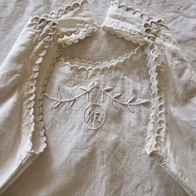 ラスト 1900s フランス 貝の行進と植物的カメオのあるモノグラムワンピース アンティーク