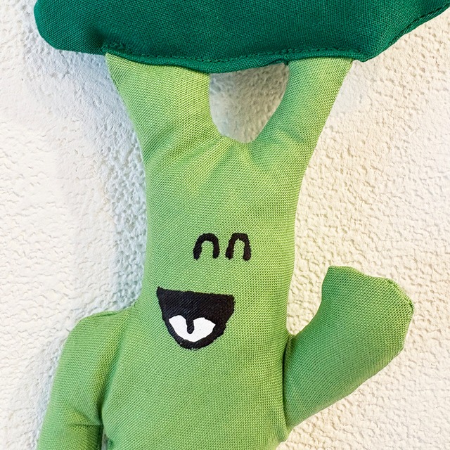 アワジトモミさん／ぬいぐるみ作品「笑顔のブロッコリ」