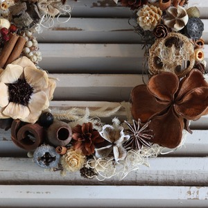 木の実のリース（秋冬にオススメ）リース 木の実ロータスフラワー　お誕生日、結婚記念日、開店お祝い、プレゼント