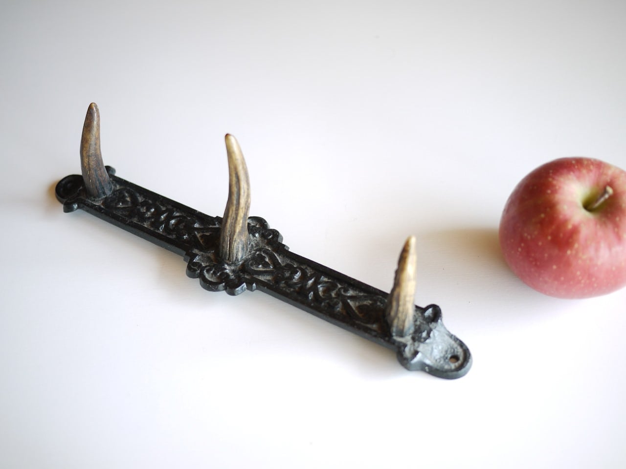 鹿角3連フック壁飾り ウォールハンガー 狩猟釣り道具架け棚 ガンラック