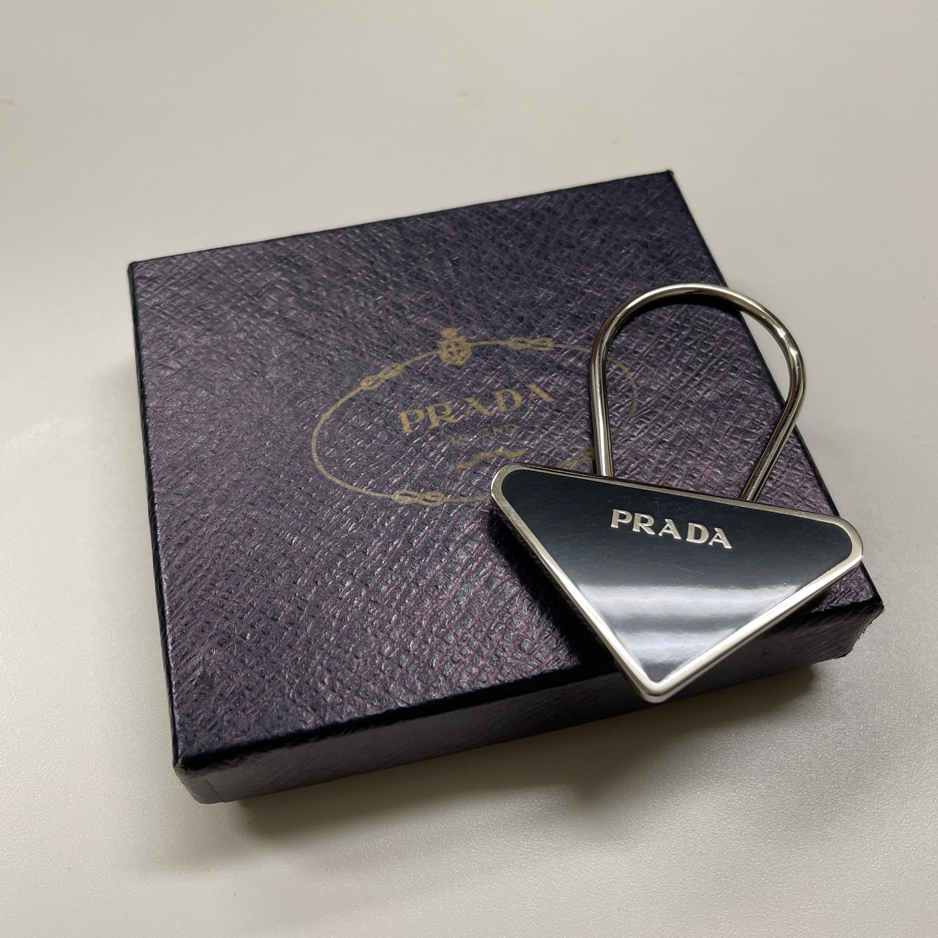 PRADA プラダ 三角ロゴ プレート キー チャーム 箱付き M715 | Regalia