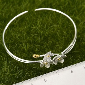 ワスレナグサのバングル - 毎日のおしゃれに華を添えてくれる　R420