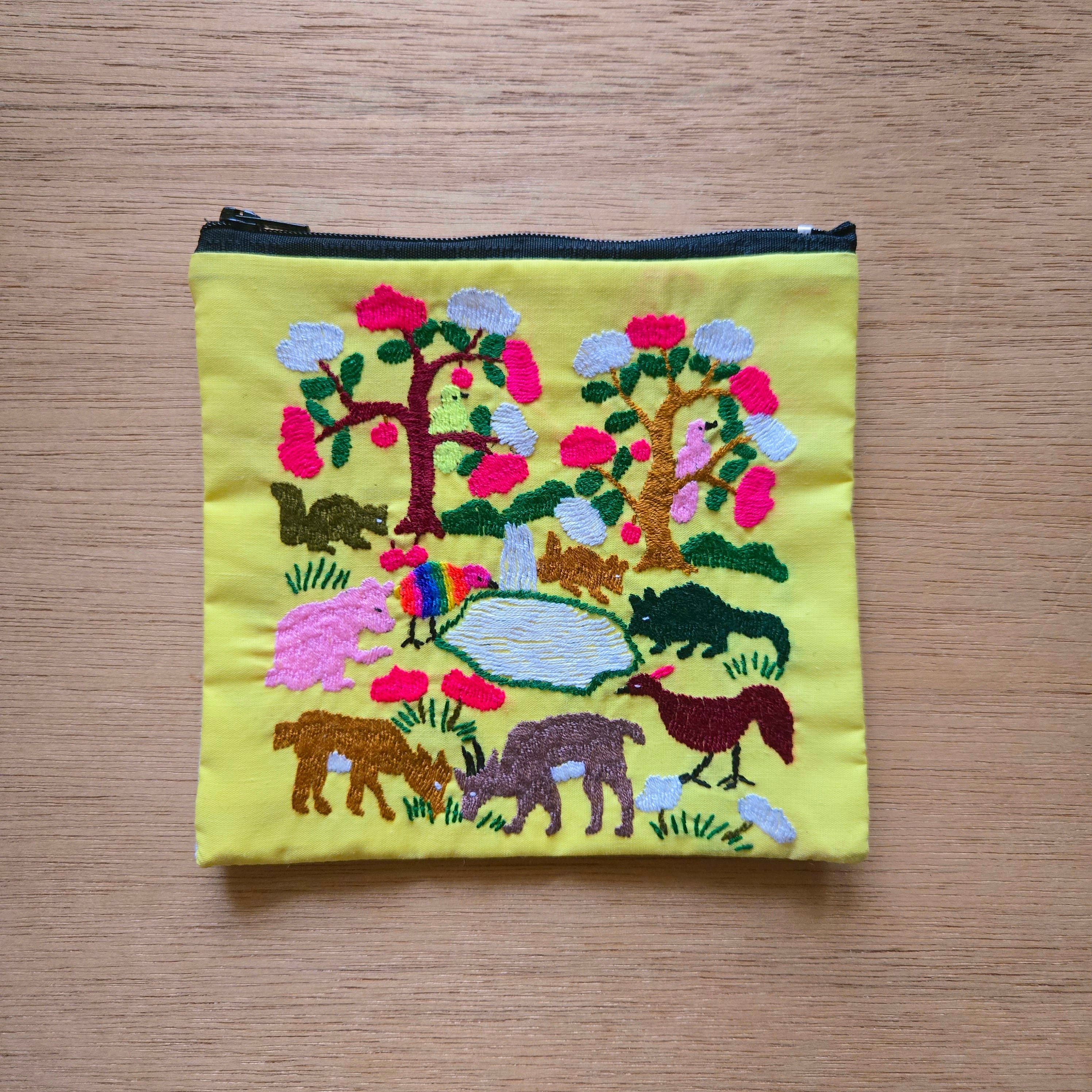 ラオス モン族手刺繍ポーチ・どうぶつ | gururi