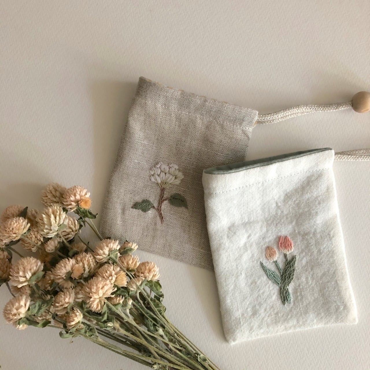 ヌビ生地♡刺繍巾着バック/生成り×合皮 りんご狩り 名入れ】くま 刺繍巾着袋 | Luce original