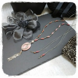 ロードクロサイトのタッセルコードネックレス