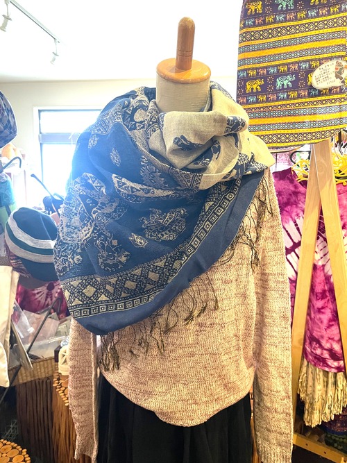 ストール 大判ストール 上品 柔らかい 光沢 リバーシブル リバーシブルストール 春 夏 秋 冬 マフラー アジアンストール 柄 エスニックファッション アフリカン エスニック パーティー プレゼント アジアン ゾウ柄　ブルー ライトグレー ＊ アジアン雑貨 No.18  G