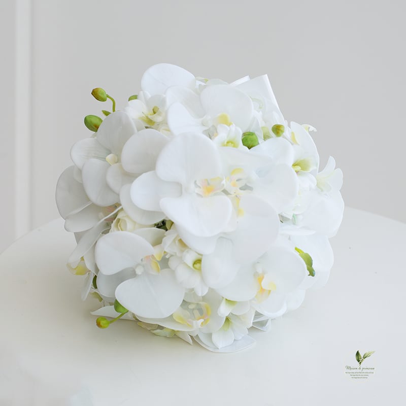 ブートニア付き】胡蝶蘭の花嫁ラウンドブーケ アーティフィシャル