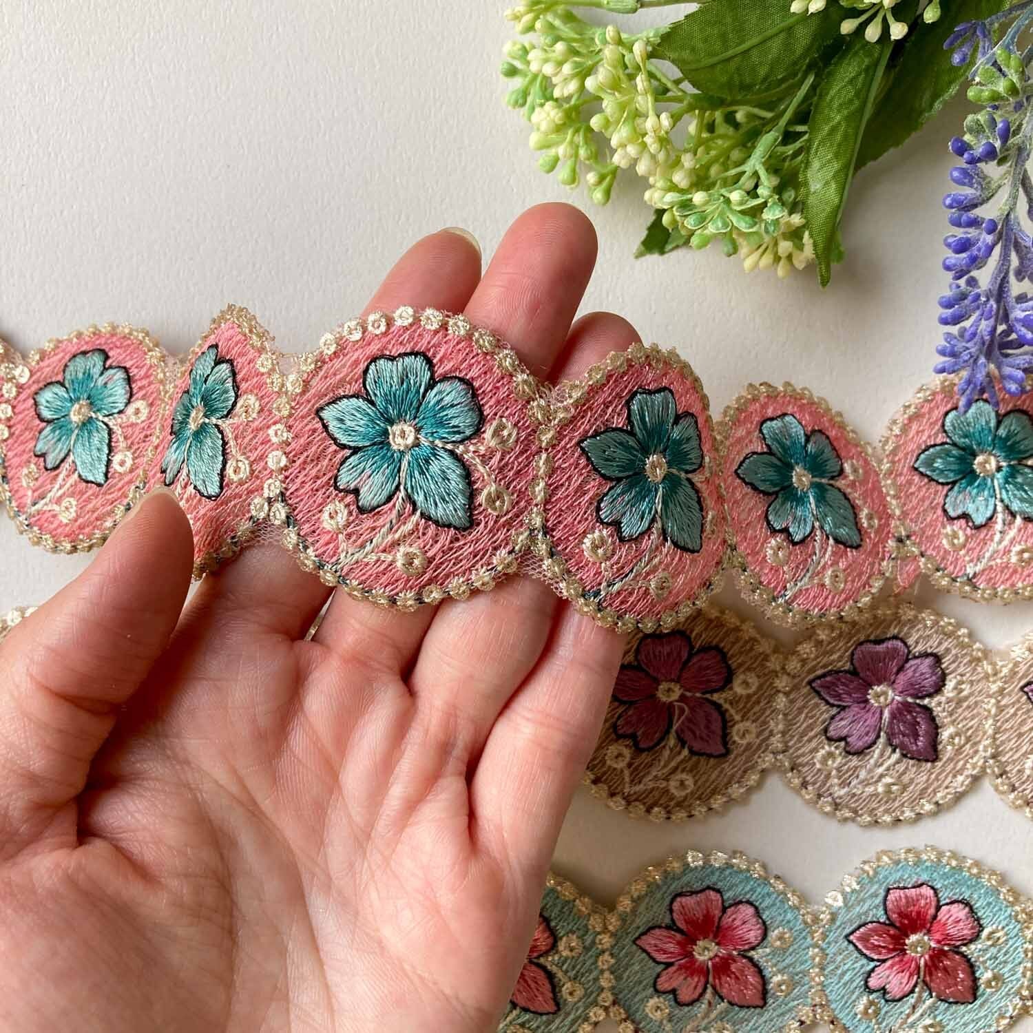 紅茶様お取引中⭐3395⭐❣️大人可愛い華やかアクセ❣️オリジナル✴インド刺繍 再入荷〉一輪花の丸モチーフインド刺繍レース（50cm〜） | Dua