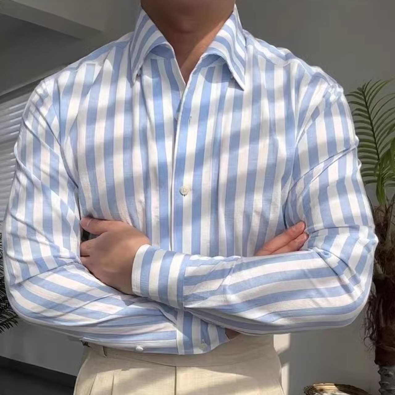 鮮やかなストライプ柄が目を引く韓国スタイルのファッショナブルなシャツ　SH034