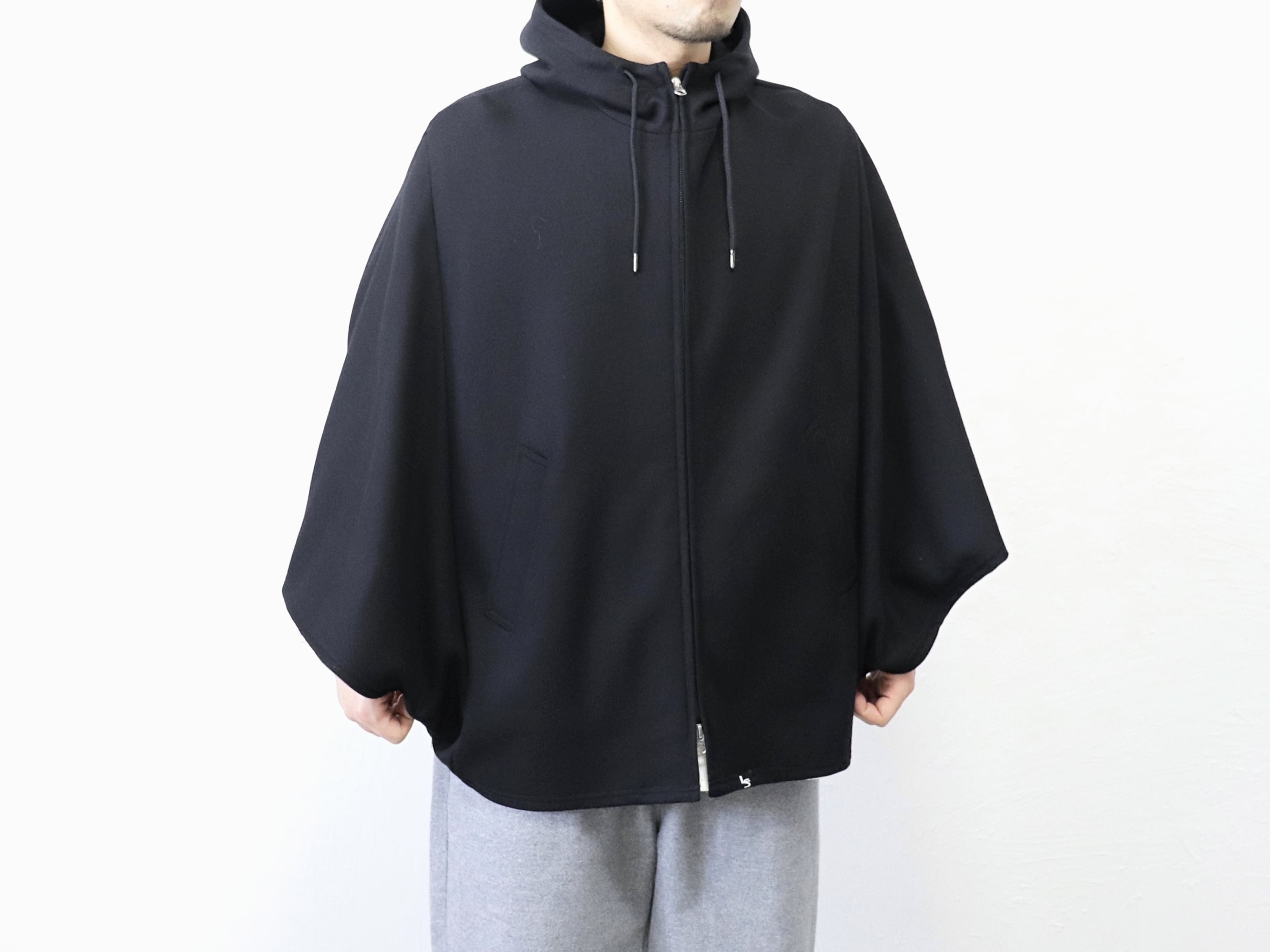 LiSS / WOOL PONCHO - BLACK リス / ウール ポンチョ | Mr. clothing store