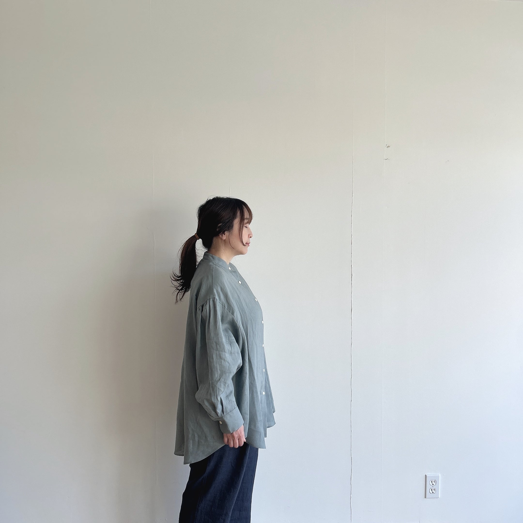 comm.arch.women's French Linen Balloon Shirt Turquoise Blue | crane
