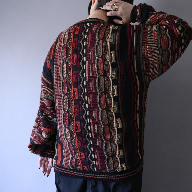 "3D" knitting good color pattern loose silhouette sweater