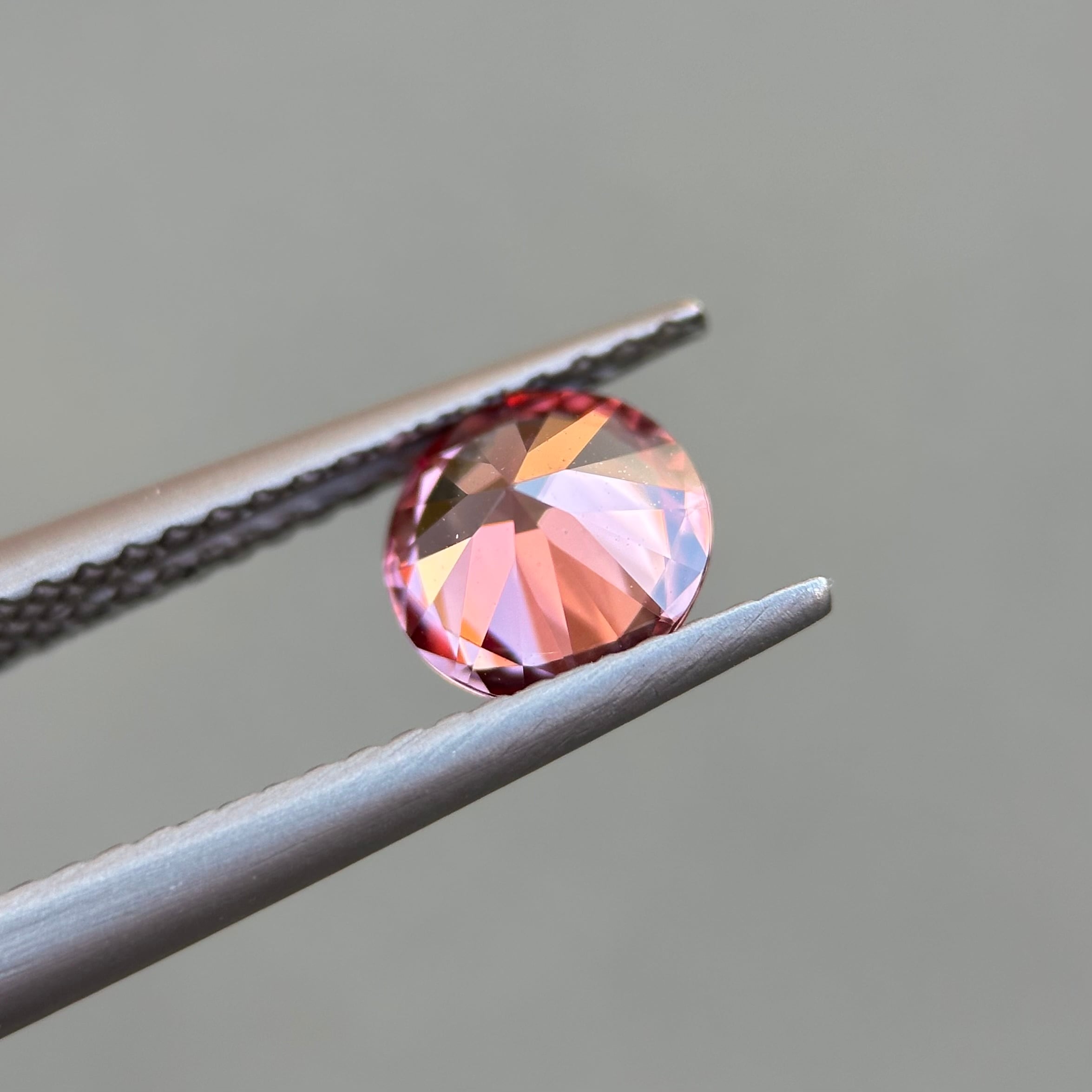 ブラウニッシュピンクジルコン 約6mm, 約1.1ct, タンザニア産 | ROSWAY