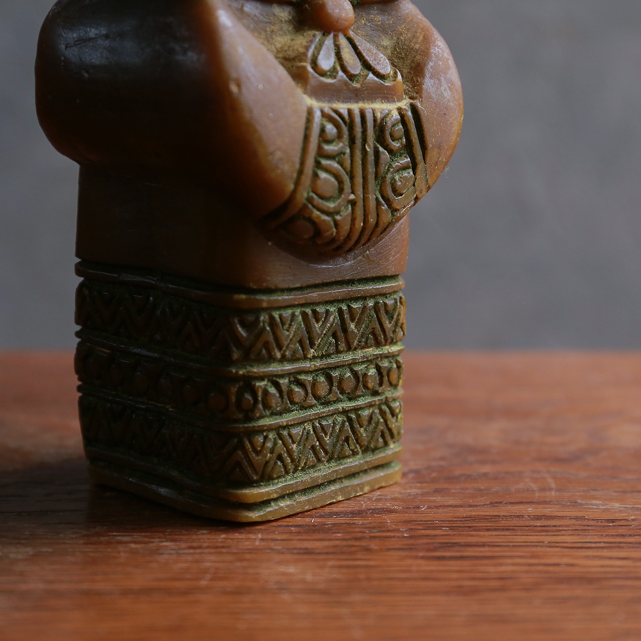 古代文明を思わせる、王の守護者のろうそく 1