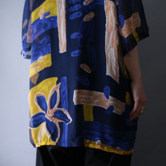 good coloring art motif pattern over silhouette s/s sheer shirt