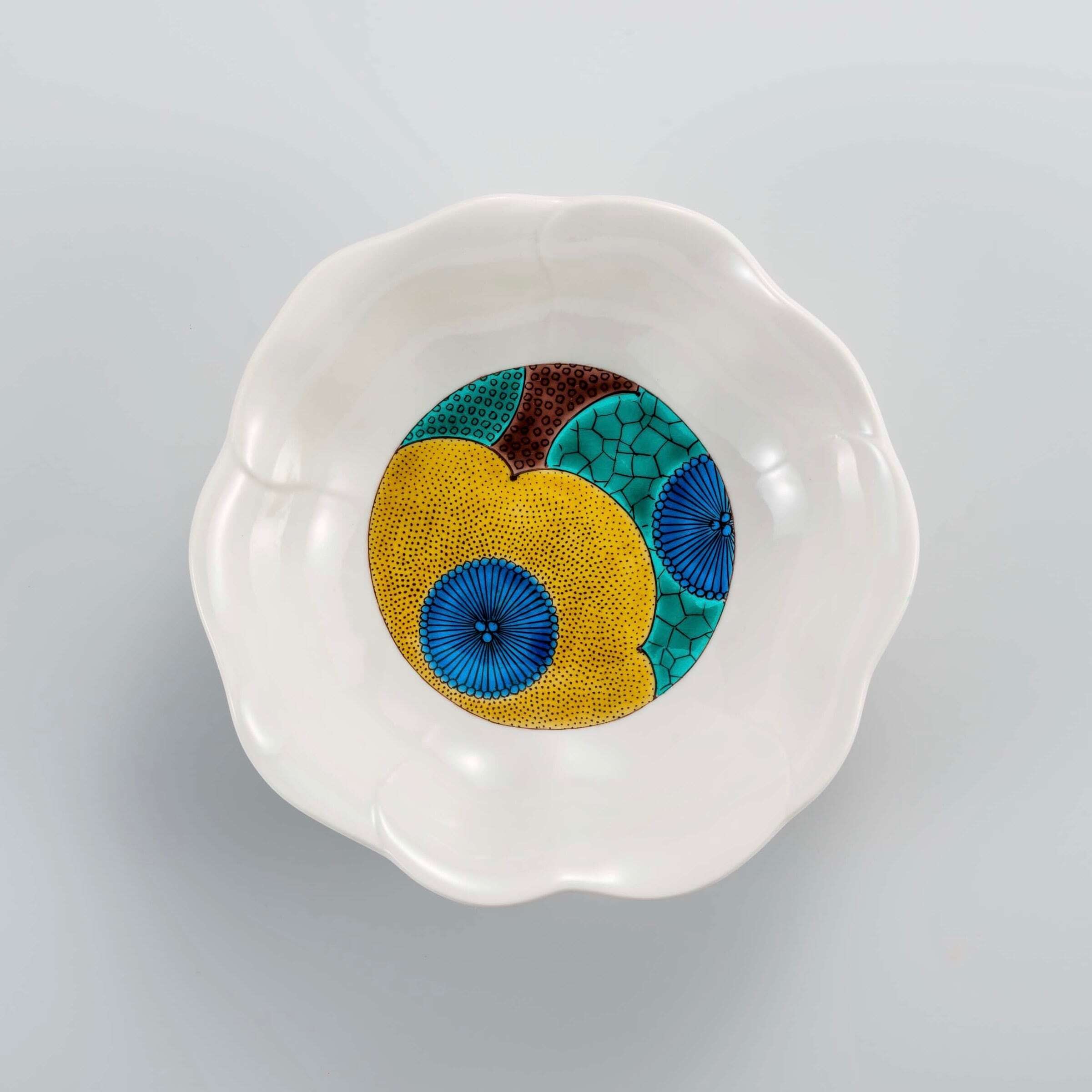 九谷焼　手書き色絵　青海波に和柄花文様　美しい角皿二客　角福印 九谷焼 手書き色絵 青海波に和柄花文様 美しい角皿二客 角