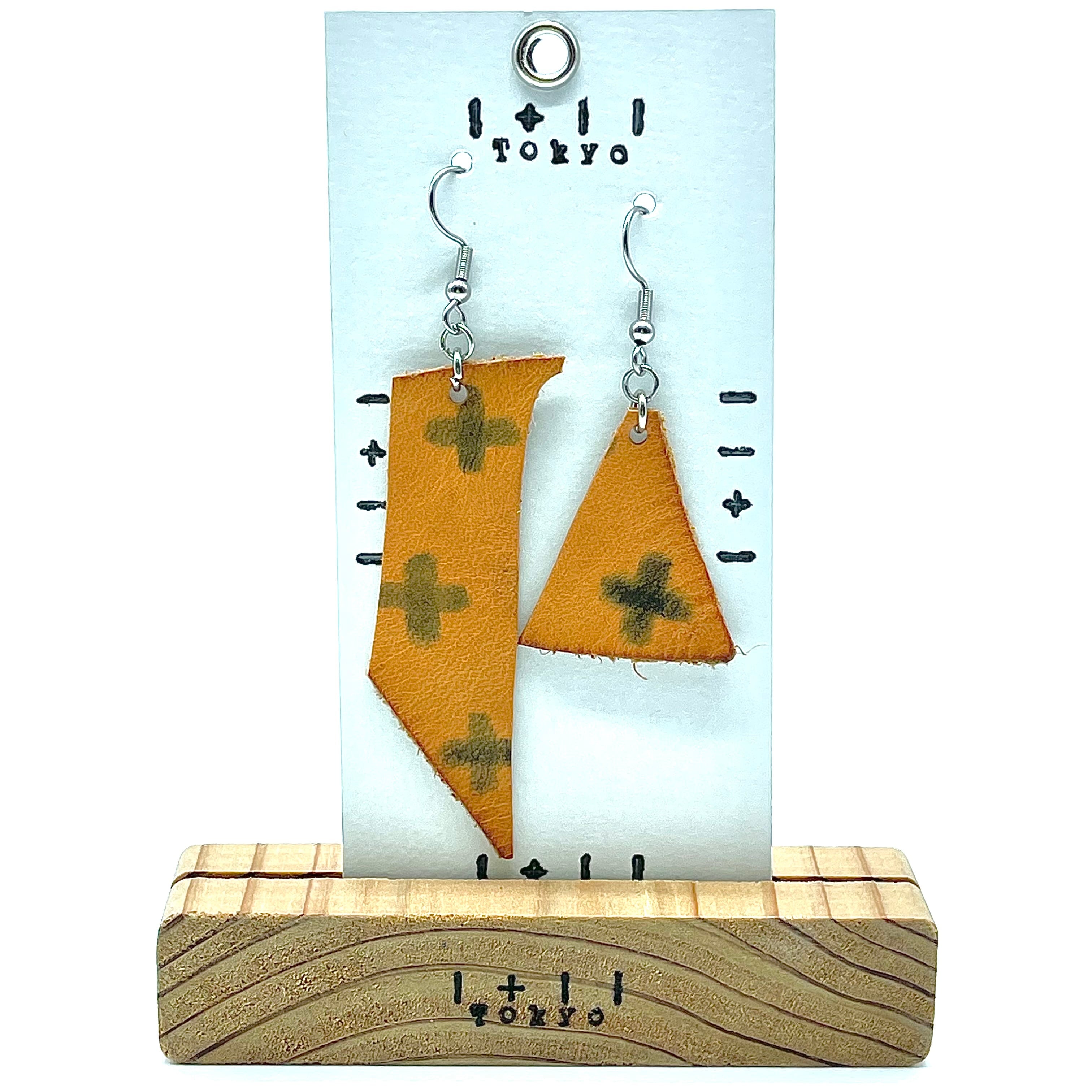 革ピアス　+ プラス + プラス+  本革