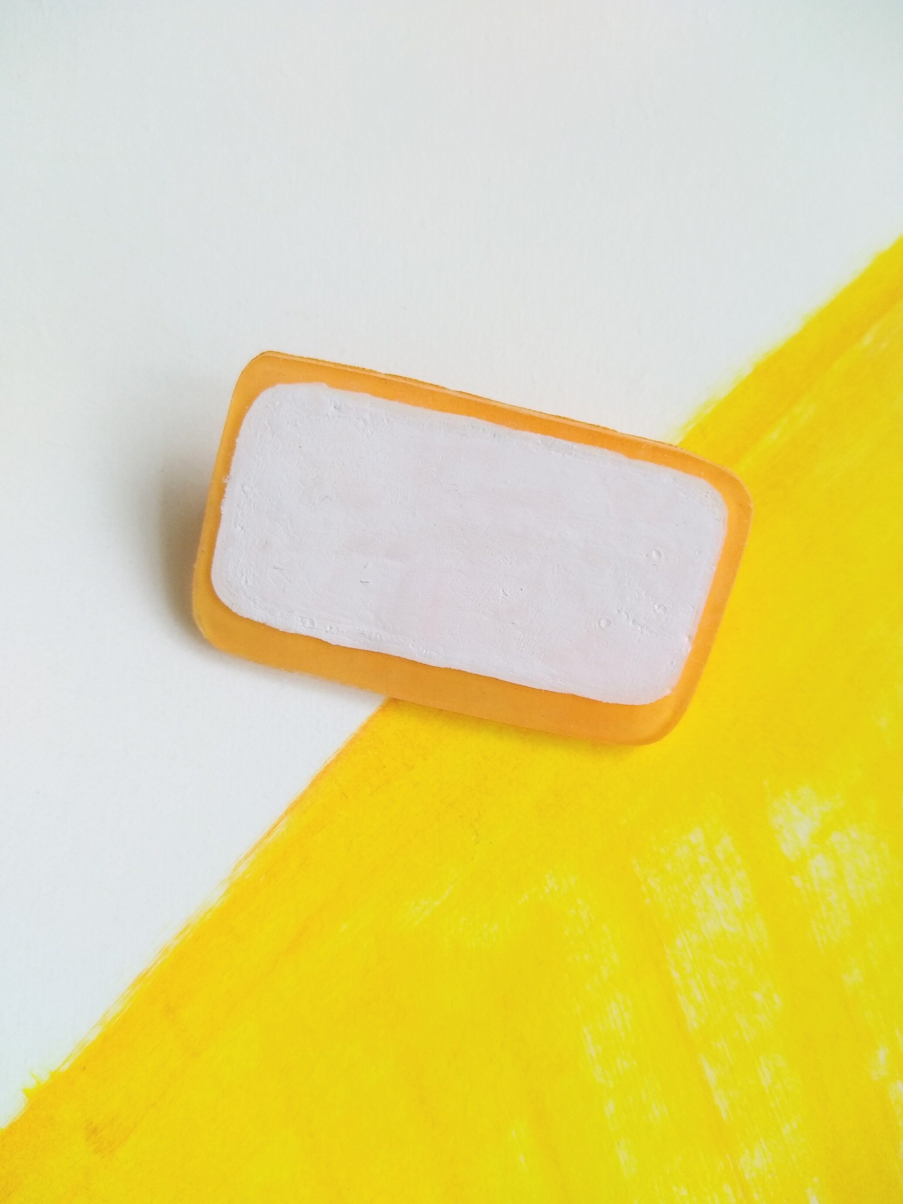 ヘンテコ　ブローチ　「せっけん」