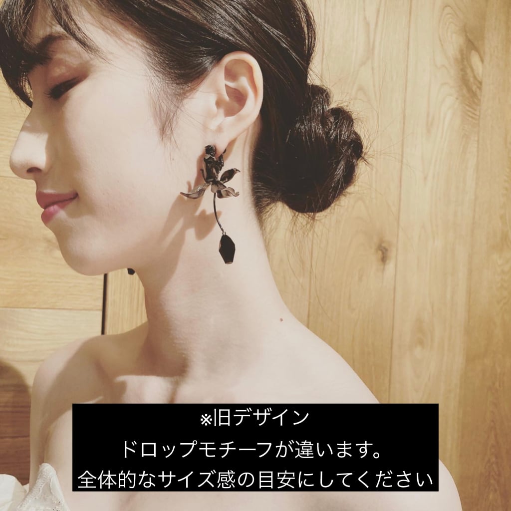 受注生産】AB-28 Statement black flower petal earrings ブラック