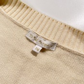 To b. by agnes b. トゥービーバイ アニエスベー カシミヤ混 Vネック ニットベスト TU /アイボリー系 ロゴワッペン スクールガール