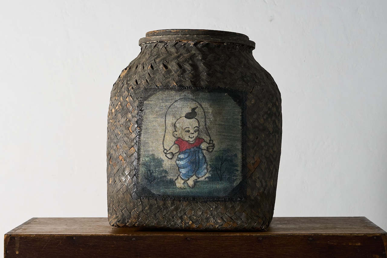 童子絵の大ぶり竹編み壺