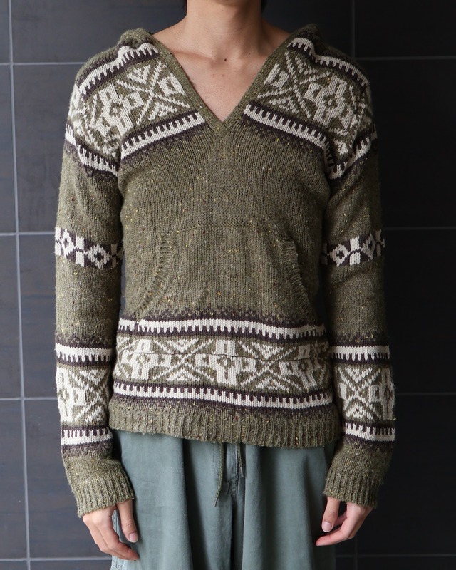 Design V-neck knit hoodie