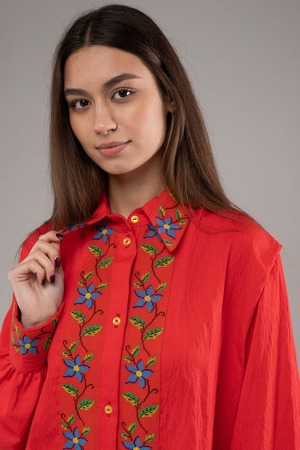 ウクライナ刺繍ヴィシヴァンカ　シルク手刺繍　麻　レディース・フリーサイズ