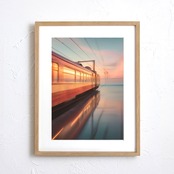 湖を走る電車|静寂の湖面を駆け抜ける幻想的アートポスター|ミニマル空間を美しく彩る現代アート|額縁A2ポスター
