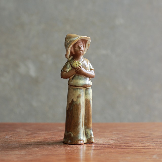 お花を見つけた、ご機嫌な女の子 2