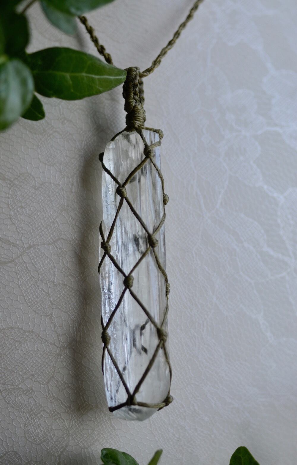 ヒデナイト原石マクラメペンダント(CASA BLESSING)Hiddnt-0001