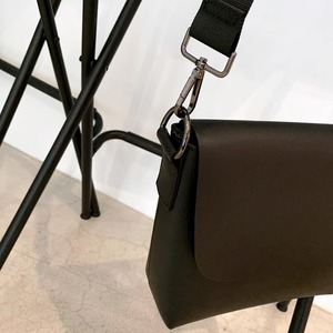 スタイリッシュで使い勝手抜群のデザインクロスボディバッグ　AC003