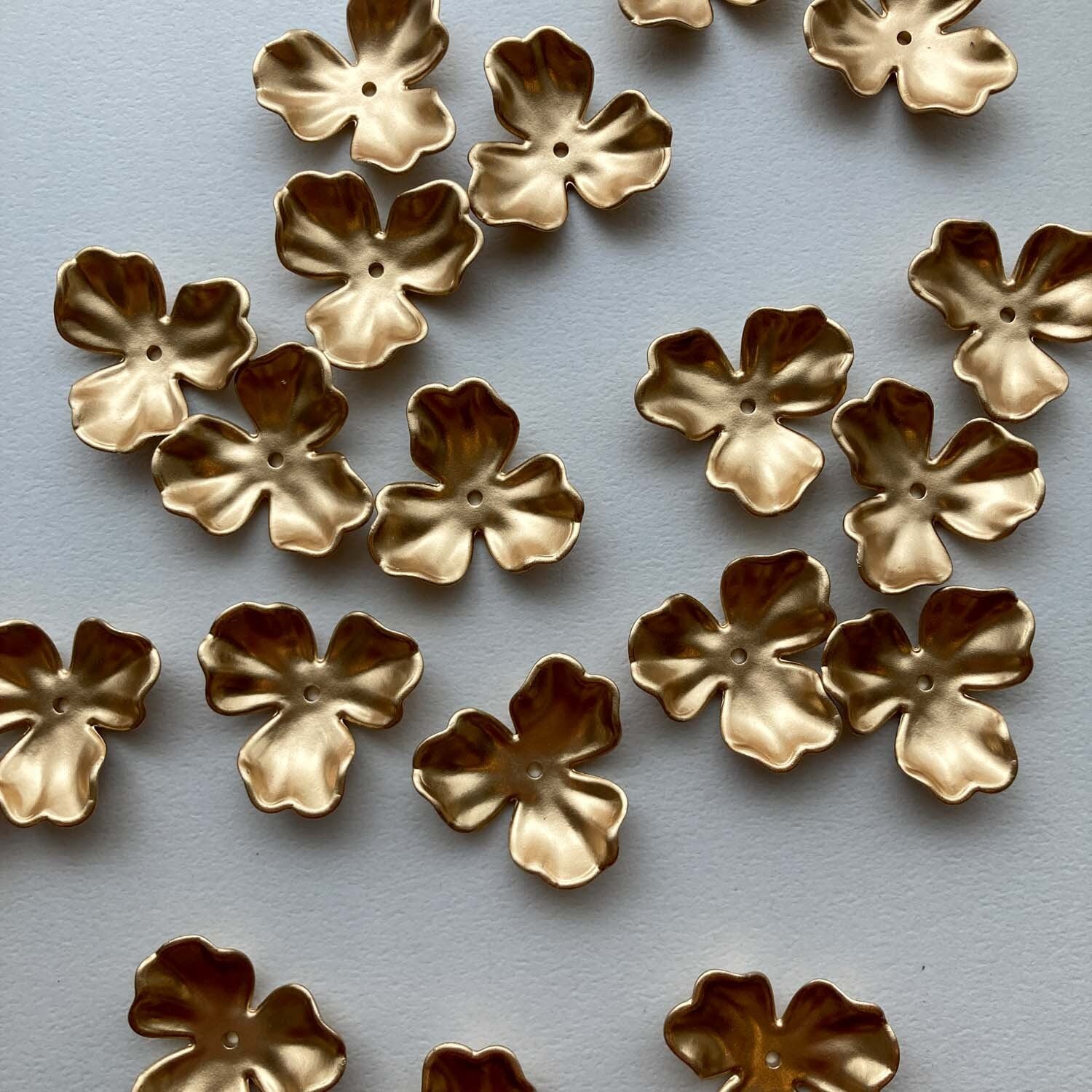 再入荷〉3枚フリル花びらパーツ（マットゴールド） | Dua-アクセサリー