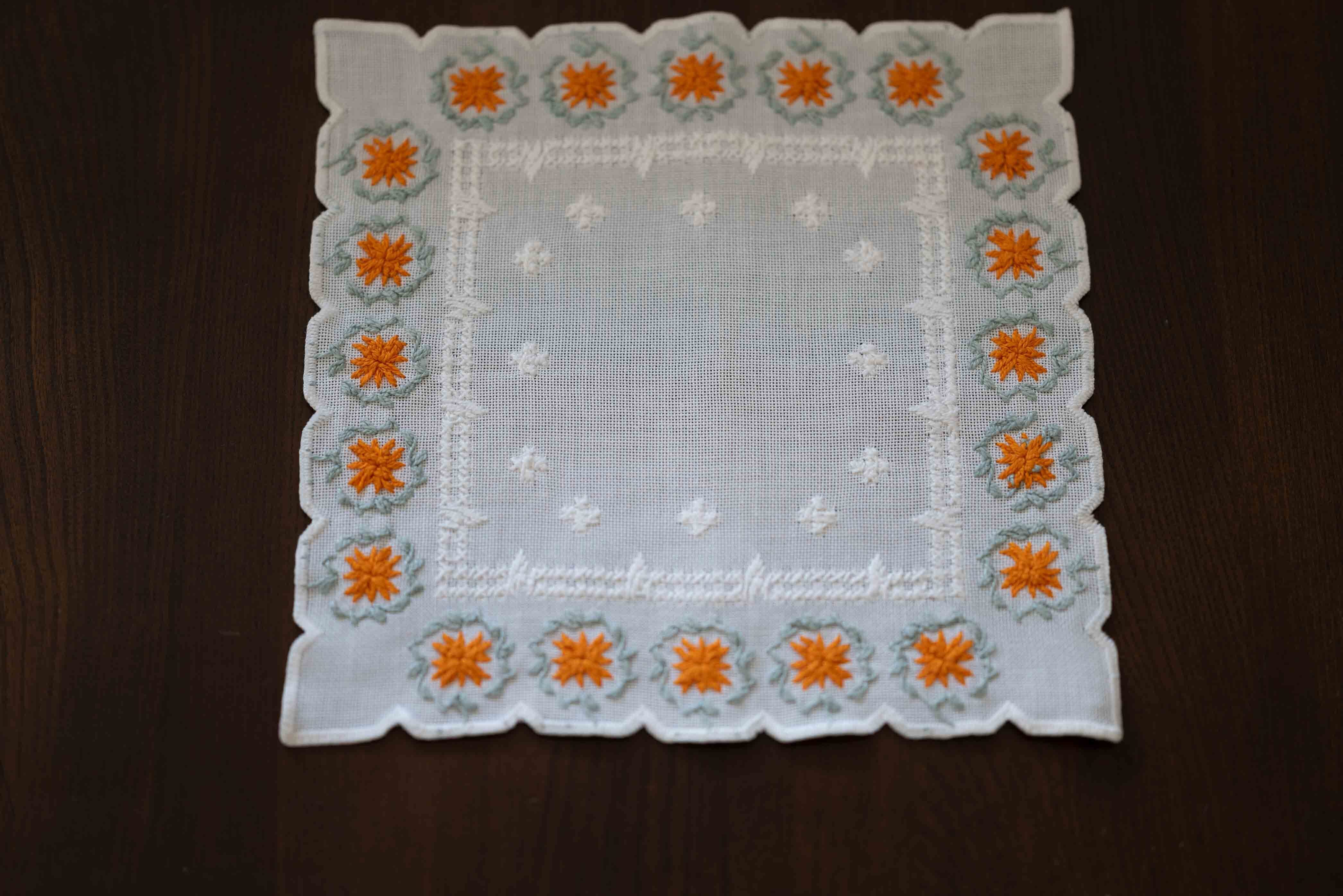 ミニサイズのテーブルクロス カフェオレボウルと相性抜群です! オレンジお花の手刺繍 麻 北欧