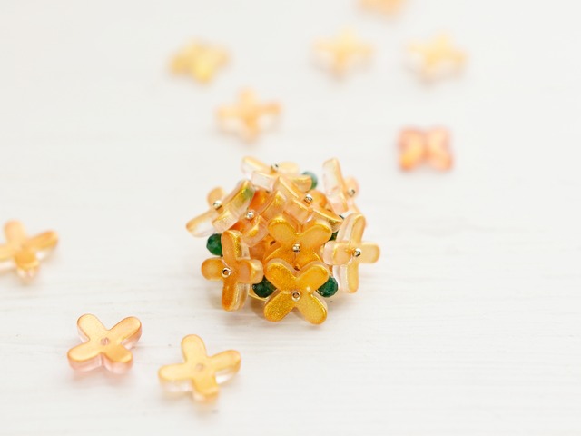 秋限定【ブローチ／帯留め】金木犀の花束・オレンジ色のお花