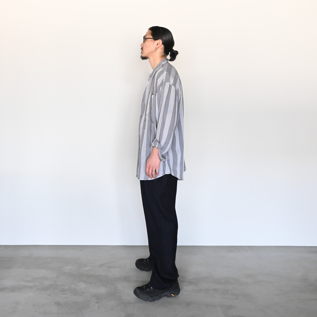山内(ヤマウチ)ウールメッシュクロス・ワンタックスラックス　洗い加工スタイル