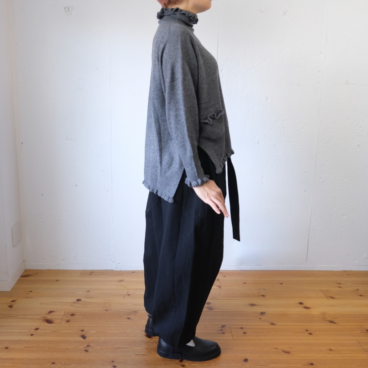 TOWAVASE(トワヴァーズ)Volant turtle neck cashemere 1ply カシミヤ タートルネックセーター(グレー)