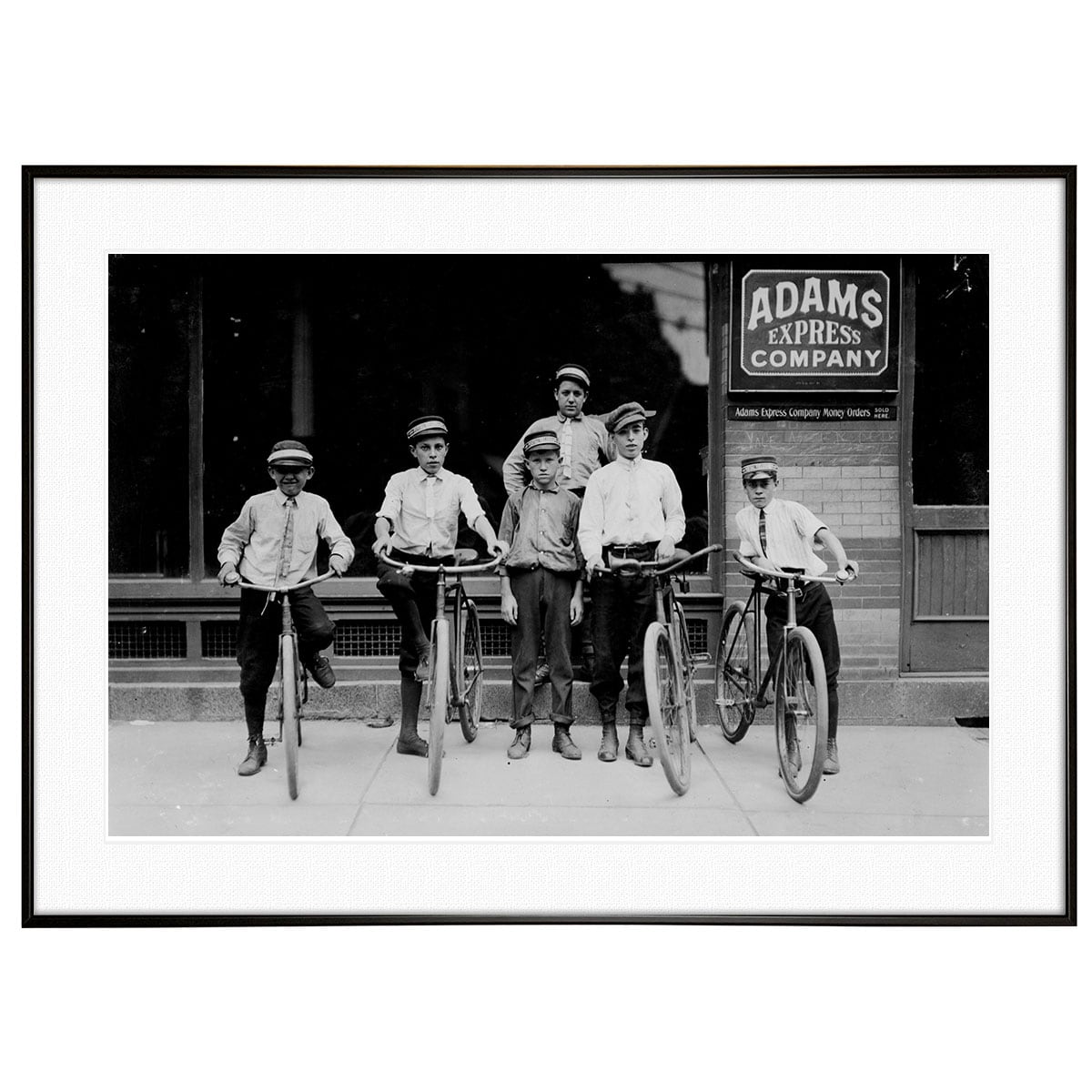 人物写真 1911年 アメリカ バージニア州ノーフォークの郵便配達員の少年たち インテリアモノクロアートポスター額装 ヴィンテージ写真 AS2442