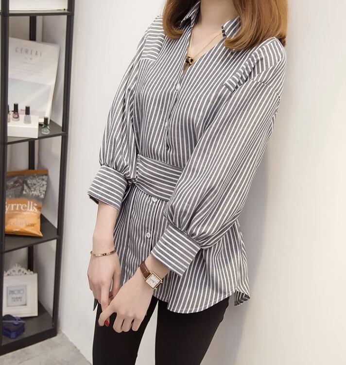 トップス シャツ 袖あり 7分袖 Vネック 襟付き スリム アシンメトリー ベルト 前開き かわいい 大人可愛い きれいめ シンプル カジュアル おしゃれ お洒落 かっこいい 大人女子 こなれ感 ラフ キュート ルーズ 個性的 クール 存在感 抜け感 柄 ストライプ 春 秋 10代 20代 30代 ママ 学生 通学 デート お出かけ 公園デビュー 女子会 お泊まり 休日 旅行 着回し 普段使い 楽ちん L XL 2XL 3XL 4XL 大きいサイズ ビッグサイズ ゆったり 黒 ブラック