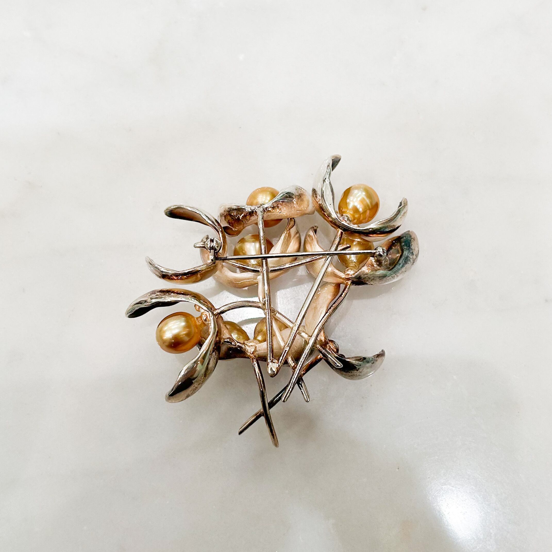 シルバーと南洋ゴールドバロックパールのヤドリギのブローチ | Akio Mori