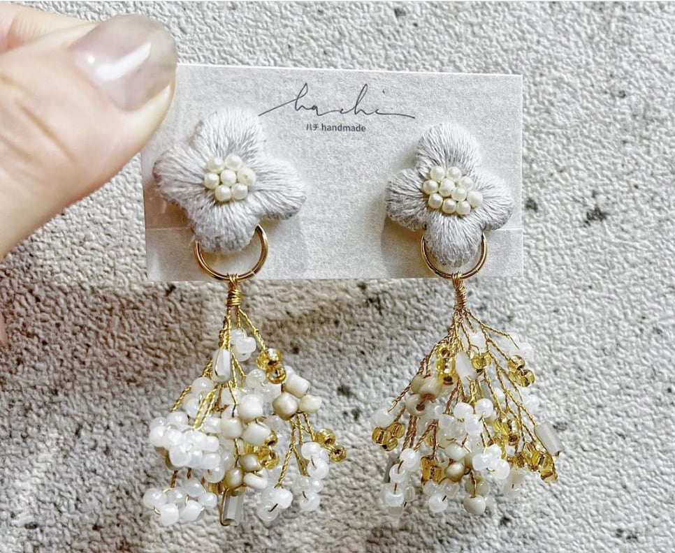 hachi 手刺繍アクセサリー | teshigotoya ねむの木の豆